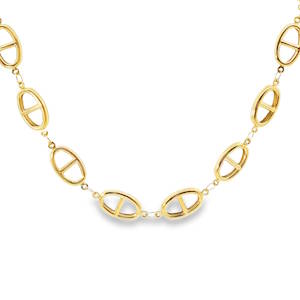 Arborez un style épuré et sophistiqué avec ce collier chaîne en acier doré. Son design unique et minimaliste, sublimé par une finition en acier, en fait un accessoire versatile, parfait pour rehausser vos tenues de jour comme de soirée. Un bijou intemporel qui apportera une touche d'élégance discrète à votre allure. Fermoir mousqueton avec 5 cm de rallonge.