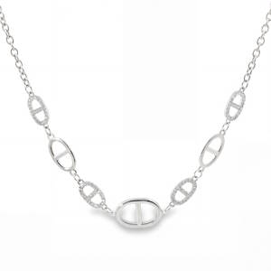 Rehaussez votre style avec ce collier chaîne en acier argenté, sublimé par des maillons raffinés. Un bijou éclatant qui apporte une touche de luxe discrète à toute tenue. Parfait pour une élégance quotidienne ou pour compléter une tenue de soirée avec une brillance subtile et sophistiquée. Fermoir mousqueton avec 4 cm de rallonge.