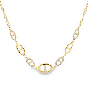 Rehaussez votre style avec ce collier chaîne en acier doré, sublimé par des maillons raffinés. Un bijou éclatant qui apporte une touche de luxe discrète à toute tenue. Parfait pour une élégance quotidienne ou pour compléter une tenue de soirée avec une brillance subtile et sophistiquée. Fermoir mousqueton avec 4 cm de rallonge.