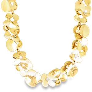 Sublime collier en acier doré, offrant une composition élégante et moderne. Ce bijou se distingue par sa chaîne fine et ses plaques martelées difformes composées en cascade. Le fini poli miroir capture la lumière avec éclat, soulignant la teinte riche du métal précieux. Une pièce sophistiquée, idéale pour rehausser une tenue avec une touche de raffinement contemporain et une symétrie parfaite. Fermoir mousqueton avec 5 cm de rallonge.