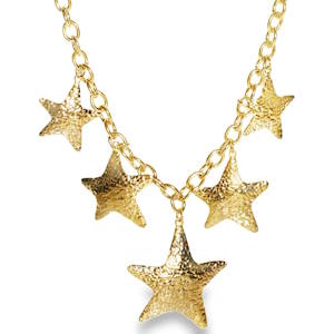 Ce collier en acier doré se distingue par son design à la fois céleste et audacieux, parfait pour illuminer n'importe quelle tenue. Le collier arbore cinq breloques en forme d'étoiles de tailles dégradées, disposées en cascade. L'étoile centrale, la plus imposante, attire le regard et crée un bel équilibre visuel. Chaque étoile présente une surface martelée unique. Cette texture permet de capturer et de refléter la lumière sous tous les angles. Un mousqueton sécurisé accompagné d'une chaînette d'extension, permettant d'ajuster parfaitement la taille à votre morphologie.