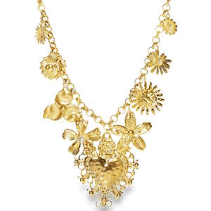 Ce collier majestueux en acier doré est une véritable pièce maîtresse, alliant le charme de l'art sacré à la délicatesse de la nature. Son design audacieux et richement orné s'inspire de l'esthétique baroque et des bijoux de caractère. Au cœur du bijou se trouve un imposant sacré-cœur (ex-voto) à la texture martelée, entouré de dentelle métallique finement ciselée. Ce symbole de passion et de protection apporte une dimension spirituelle et vintage. La chaîne est généreusement ornée de charmes variés qui créent un effet de cascade. Plusieurs fleurs épanouies de différentes tailles, dont une piquée d'une petite perle nacrée au centre. Des soleils rayonnants qui capturent la lumière à chaque mouvement. Un mousqueton sécurisé accompagné d'une chaînette d'extension, permettant d'ajuster parfaitement la taille à votre morphologie.