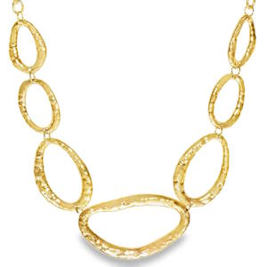 Affirmez votre style avec ce collier plastron au design audacieux et contemporain. Conçu en acier inoxydable de haute qualité avec une finition dorée éclatante, ce bijou capture la lumière sous tous les angles grâce à son travail de texture unique. Le collier se compose d'une alternance d'anneaux ovales aux formes irrégulières et organiques, offrant un aspect fait main très tendance. Chaque maillon présente une surface texturée et martelée qui crée des reflets miroitants, rappelant le mouvement de l'eau ou du métal en fusion. Les anneaux augmentent de taille vers le centre, mettant l'accent sur un médaillon central généreux qui habille parfaitement le décolleté. Un mousqueton sécurisé accompagné d'une chaînette d'extension, permettant d'ajuster parfaitement la taille à votre morphologie.