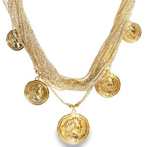 Le collier se distingue par son allure multirang, composé d'une multitude de fines chaînes souples en acier. Cet entrelacement crée un effet de cascade dorée, apportant un volume généreux et un mouvement fluide qui capte la lumière sous tous les angles. La pièce maîtresse de ce bijou réside dans ses pampilles monnaies de style antique. Ils arborent un profil classique inspiré de la mythologie grecque ou romaine, offrant une touche vintage très tendance. Un mousqueton sécurisé accompagné d'une chaînette d'extension, permettant d'ajuster parfaitement la taille à votre morphologie.