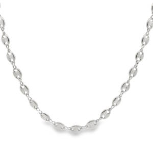 Cette élégante chaîne en acier argenté se distingue par ses maillons texturés au design grain de café, offrant une brillance exceptionnelle. Fabriqué avec précision, ce bijou présente une finition polie miroir et une symétrie parfaite. Son agencement fluide et sa composition robuste en font un accessoire intemporel. La maille sophistiquée capture la lumière sous tous les angles, garantissant un éclat luxueux et une allure raffinée pour toutes les occasions professionnelles ou personnelles. Fermoir mousqueton avec 5 cm de rallonge.