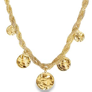 Ce collier allie avec audace la robustesse des métaux et la souplesse des matières fibreuses pour un look à la fois bohème et contemporain. Le corps du collier se compose d'un assemblage de plusieurs brins de textile doré, finement entrelacés. Ce travail de tressage offre une texture riche et scintillante qui capte la lumière sous tous les angles, tout en restant souple et léger sur la peau. Cinq disques en acier doré viennent rythmer la chaîne. Leur finition est volontairement martelée, créant un aspect organique et artisanal rappelant les pièces de monnaie antiques ou le métal travaillé au feu. Un mousqueton sécurisé accompagné d'une chaînette d'extension, permettant d'ajuster parfaitement la taille à votre morphologie.