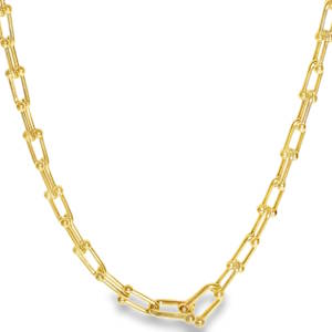 Ce collier se distingue par son allure industrielle chic et contemporaine en acier doré. Il s’inspire du design iconique des maillons gradués ou U-link, où chaque élément rappelle la forme d'un étrier ou d'un trombone stylisé. C'est une pièce à la fois minimaliste et affirmée, parfaite pour ajouter une touche de caractère à une tenue. Le collier est composé d'une succession de maillons allongés en forme de U. Chaque maillon est terminé par deux petites sphères polies (boules) qui servent de points d'attache et ajoutent du relief à l'ensemble. Un mousqueton sécurisé accompagné d'une chaînette d'extension, permettant d'ajuster parfaitement la taille à votre morphologie.