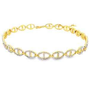 Apportez une touche d'éclat sophistiquée à votre port de tête avec ce superbe collier tour de cou (choker). Alliant robustesse et raffinement, ce bijou se distingue par son design inspiré de la maille marine classique, revisité avec une esthétique moderne et luxueuse. Conçu en acier inoxydable de haute qualité, offrant une brillance durable et une résistance optimale au ternissement. Une succession de maillons ovales grain de café ou marine. La partie frontale est sublimée par un pavage de cristaux scintillants, tandis que l'arrière conserve un aspect lisse et poli pour un confort total. Équipé d'une chaînette d'extension et d'un fermoir mousqueton sécurisé, permettant de l'ajuster parfaitement à la circonférence de votre cou.