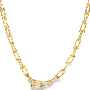 Affirmez votre style avec ce collier audacieux au design contemporain en acier doré. Alliant robustesse et raffinement, ce bijou s'inspire de l'esthétique industrielle pour créer une pièce forte, idéale pour rehausser une tenue décontractée ou sophistiquée. Le collier se compose d'une chaîne à maillons allongés en forme de U, une tendance forte de la bijouterie moderne qui apporte une structure géométrique unique. Le maillon central se distingue par un pavage délicat de petits cristaux, apportant une note de lumière et un contraste luxueux avec l'acier brut. Un mousqueton sécurisé accompagné d'une chaînette d'extension, permettant d'ajuster parfaitement la taille à votre morphologie.