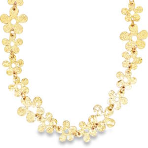 Ce collier élégant en acier doré se distingue par sa maille fine et raffinée, mettant en scène une série de fleurs. La finition polie offre un éclat miroir exceptionnel, soulignant la qualité du métal précieux. Sa silhouette suspendue verticalement et son design intemporel en font un bijou idéal pour un porté quotidien ou une occasion spéciale. Fermoir mousqueton avec 4 cm de rallonge.