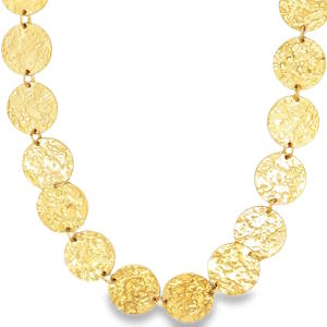 Ce collier en acier doré se distingue par son élégance raffinée. Sa composition superposée présente des pastilles rondes martelées, créant un arrangement harmonieux et moderne. Une pièce sophistiquée au design minimaliste, idéale pour sublimer le décolleté avec une touche de luxe discret et un éclat solaire intemporel. Fermoir mousqueton avec 5 cm de rallonge.