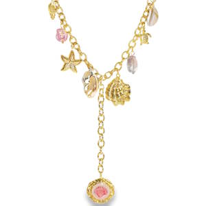 Apportez une touche de magie marine à votre allure avec ce collier style charms d'inspiration balnéaire. Conçu pour capturer l'essence de l'été et la beauté des fonds marins, ce bijou est une véritable pièce maîtresse. Ce collier se distingue par la diversité de ses éléments suspendus, créant un mouvement fluide et ludique. Une étoile de mer texturée, une tortue finement ciselée et plusieurs coquillages (type conque et palourde) aux détails réalistes. Des perles translucides dans les tons rose poudré et violet lavande apportent une dimension délicate et féminine. Au bout de la chute verticale se trouve un médaillon circulaire orné d'un motif de coquillage rose sur fond nacré, serti dans une bordure dorée travaillée.
