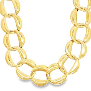 Cette élégante chaîne maille légère en acier doré se distingue par son raffinement classique et sa finition polie miroir. Les maillons délicatement entrelacés offrent une souplesse exceptionnelle et une brillance captivante. Un bijou plein d'éclat pour sublimer chaque tenue avec une touche de doré. Fermoir mousqueton avec 5 cm de rallonge.