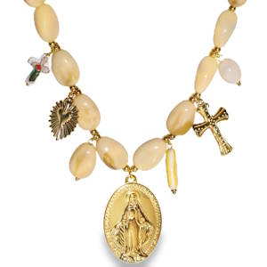 Ce collier unique est une pièce d'exception qui allie l'esthétique du chapelet traditionnel au style audacieux du bijou contemporain. Conçu en acier inoxydable de haute qualité avec une finition dorée éclatante, il arbore un assemblage harmonieux de perles de résine aux nuances crème et ivoire. Le collier est composé de perles ovales irrégulières aux reflets marbrés. Leur forme organique apporte une touche artisanale et authentique à l'ensemble. La pièce maîtresse est une imposante médaille miraculeuse de la Vierge Marie, finement ciselée. Elle est accompagnée de plusieurs breloques symboliques : un Sacré-Cœur rayonnant, une croix latine travaillée, une petite croix émaillée aux détails colorés. Mousqueton sécurisé avec chaîne d'extension pour un ajustement personnalisé.
