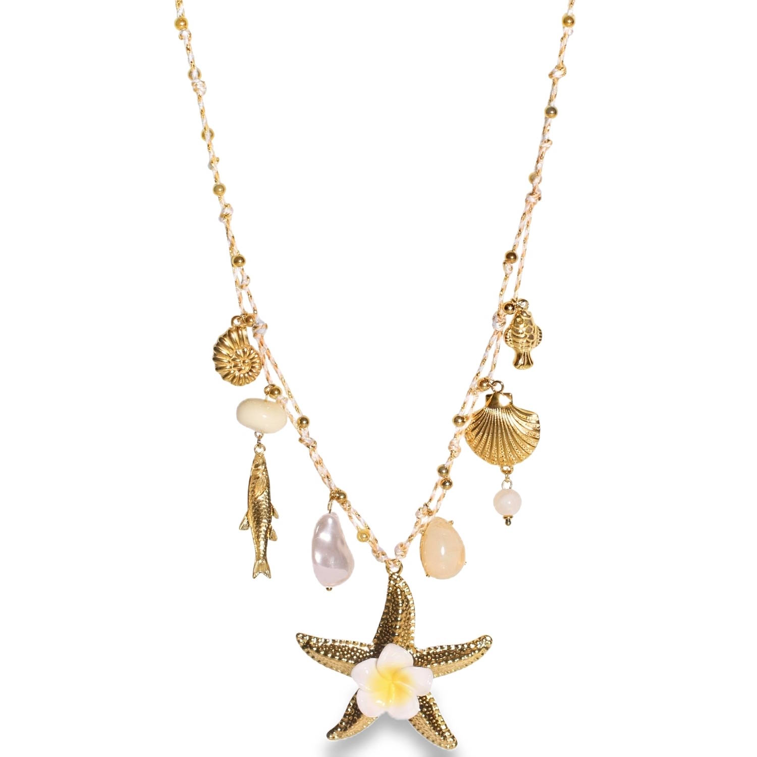 Ce collier arbore un style estival et marin, parfait pour évoquer la plage et l'océan. Conçu en acier inoxydable doré, il combine la robustesse du métal avec une allure bohème et raffinée.<br/>Il est composé d'un cordon tressé de couleur crème, agrémenté de petites billes dorées et de perles translucides, offrant un aspect à la fois artisanal et sophistiqué.<br/>Une imposante étoile de mer dorée et texturée, au centre de laquelle est fixée une délicate fleur de type frangipanier blanche et jaune.<br/>De chaque côté de l'étoile centrale, une variété de charmes marins vient enrichir la composition.<br/>Des coquillages finement ciselés ainsi que des petits poissons articulés.<br/>Des perles de nacre irrégulières et des pierres polies aux tons pastels (rose poudré et crème), qui apportent de la douceur et de la lumière à l'ensemble.<br/>Un mousqueton sécurisé accompagné d'une chaînette d'extension, permettant d'ajuster parfaitement la taille à votre morphologie. Coquillage Cordon Etoile Poisson Adolescent Adulte Animaux Eté Femme Fille Fleurs Nature Printemps Ce collier arbore un style estival et marin, parfait pour évoquer la plage et l'océan. Conçu en acier inoxydable doré, il combine la robustesse du métal avec une allure bohème et raffinée.<br/>Il est composé d'un cordon tressé de couleur crème, agrémenté de petites billes dorées et de perles translucides, offrant un aspect à la fois artisanal et sophistiqué.<br/>Une imposante étoile de mer dorée et texturée, au centre de laquelle est fixée une délicate fleur de type frangipanier blanche et jaune.<br/>De chaque côté de l'étoile centrale, une variété de charmes marins vient enrichir la composition.<br/>Des coquillages finement ciselés ainsi que des petits poissons articulés.<br/>Des perles de nacre irrégulières et des pierres polies aux tons pastels (rose poudré et crème), qui apportent de la douceur et de la lumière à l'ensemble.<br/>Un mousqueton sécurisé accompagné d'une chaînette d'extension, permettant d'ajuster parfaitement la taille à votre morphologie. Coquillage Cordon Etoile Poisson Adolescent Adulte Animaux Eté Femme Fille Fleurs Nature Printemps