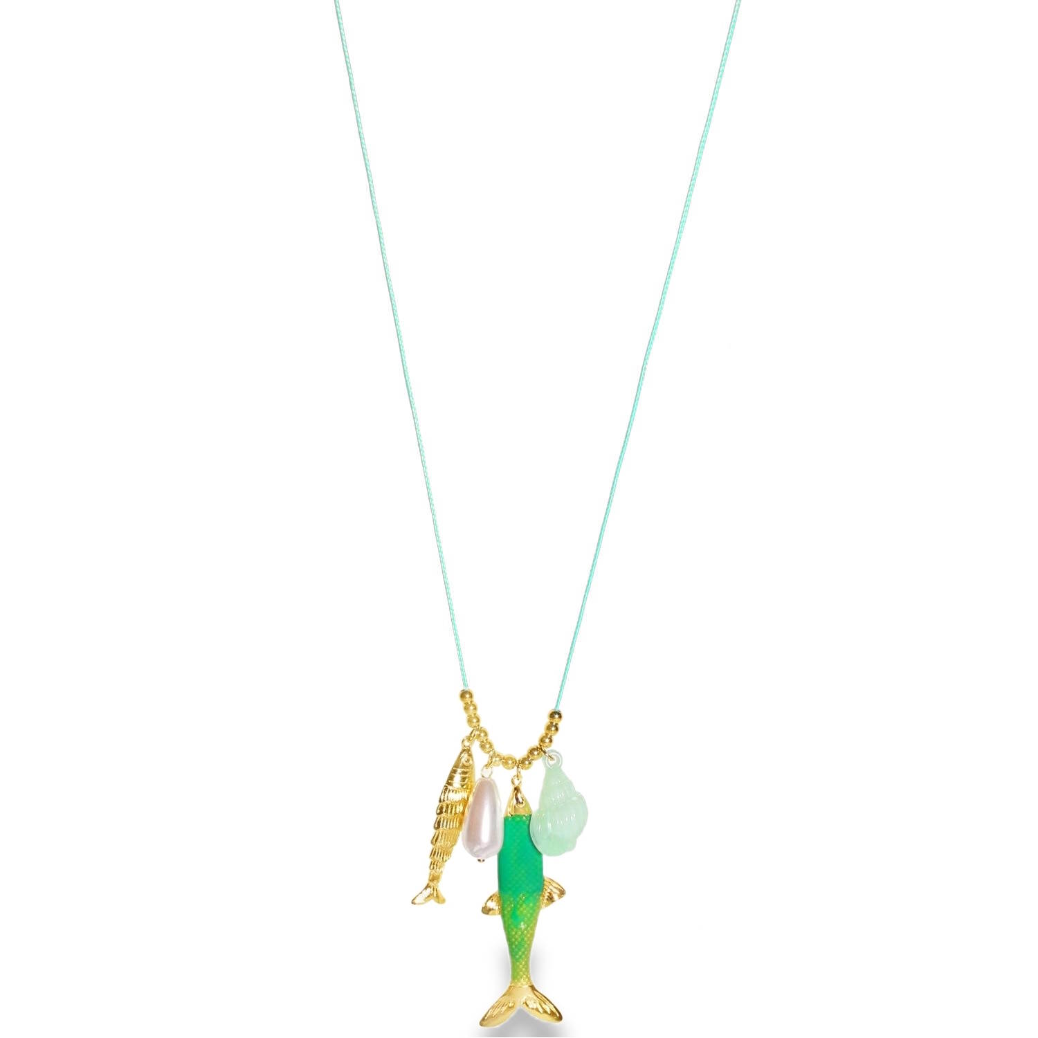 Apportez une touche de fraîcheur marine et d'élégance ludique à votre tenue avec ce superbe collier sautoir. Conçu pour celles qui aiment les bijoux à forte personnalité, ce modèle combine harmonieusement des textures variées et des nuances aquatiques.<br/>Ce sautoir se distingue par son pendentif composé d'une cascade de breloques soigneusement sélectionnées.<br/>Deux figurines de poissons articulées, l'une en finition dorée ciselée et l'autre parée d'un émail dégradé vert émeraude et finitions dorées.<br/>Une perle goutte d'un blanc nacré apporte une note de douceur et de sophistication classique.<br/>Un charm en forme de coquillage vert translucide complète ce tableau marin avec légèreté. Coquillage Cordon Poisson Adolescent Adulte Animaux Eté Femme Fille Nature Printemps Apportez une touche de fraîcheur marine et d'élégance ludique à votre tenue avec ce superbe collier sautoir. Conçu pour celles qui aiment les bijoux à forte personnalité, ce modèle combine harmonieusement des textures variées et des nuances aquatiques.<br/>Ce sautoir se distingue par son pendentif composé d'une cascade de breloques soigneusement sélectionnées.<br/>Deux figurines de poissons articulées, l'une en finition dorée ciselée et l'autre parée d'un émail dégradé vert émeraude et finitions dorées.<br/>Une perle goutte d'un blanc nacré apporte une note de douceur et de sophistication classique.<br/>Un charm en forme de coquillage vert translucide complète ce tableau marin avec légèreté. Coquillage Cordon Poisson Adolescent Adulte Animaux Eté Femme Fille Nature Printemps
