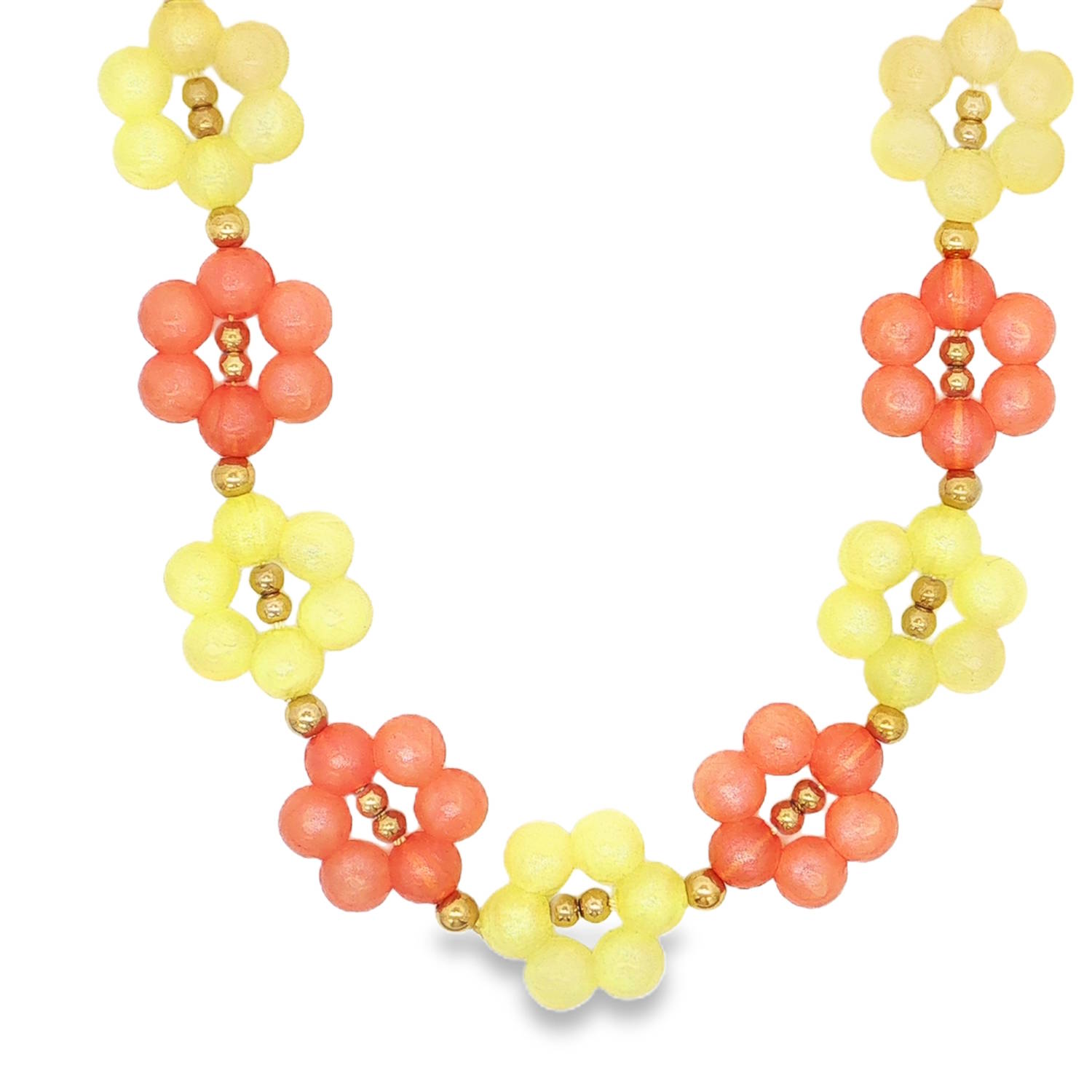 Ce collier arbore un style frais, printanier et résolument ludique. Bien que sa structure interne et ses finitions soient en acier, son esthétique mise sur un mélange de textures et de couleurs vibrantes.<br/>Le bijou se compose d'une alternance de fleurs stylisées aux tons acidulés. On retrouve des nuances jaune citron et orange corail avec un fini légèrement givré ou translucide, rappelant la douceur des bonbons ou du verre dépoli.<br/>Chaque fleur est constituée de six perles rondes entourant un cœur composé de deux petites perles dorées, créant un relief délicat et une allure artisanale chic.<br/>Un mousqueton sécurisé accompagné d'une chaînette d'extension, permettant d'ajuster parfaitement la taille à votre morphologie.
Perle Adolescent Adulte Eté Femme Fille Fleurs Nature Printemps Ce collier arbore un style frais, printanier et résolument ludique. Bien que sa structure interne et ses finitions soient en acier, son esthétique mise sur un mélange de textures et de couleurs vibrantes.<br/>Le bijou se compose d'une alternance de fleurs stylisées aux tons acidulés. On retrouve des nuances jaune citron et orange corail avec un fini légèrement givré ou translucide, rappelant la douceur des bonbons ou du verre dépoli.<br/>Chaque fleur est constituée de six perles rondes entourant un cœur composé de deux petites perles dorées, créant un relief délicat et une allure artisanale chic.<br/>Un mousqueton sécurisé accompagné d'une chaînette d'extension, permettant d'ajuster parfaitement la taille à votre morphologie.
Perle Adolescent Adulte Eté Femme Fille Fleurs Nature Printemps