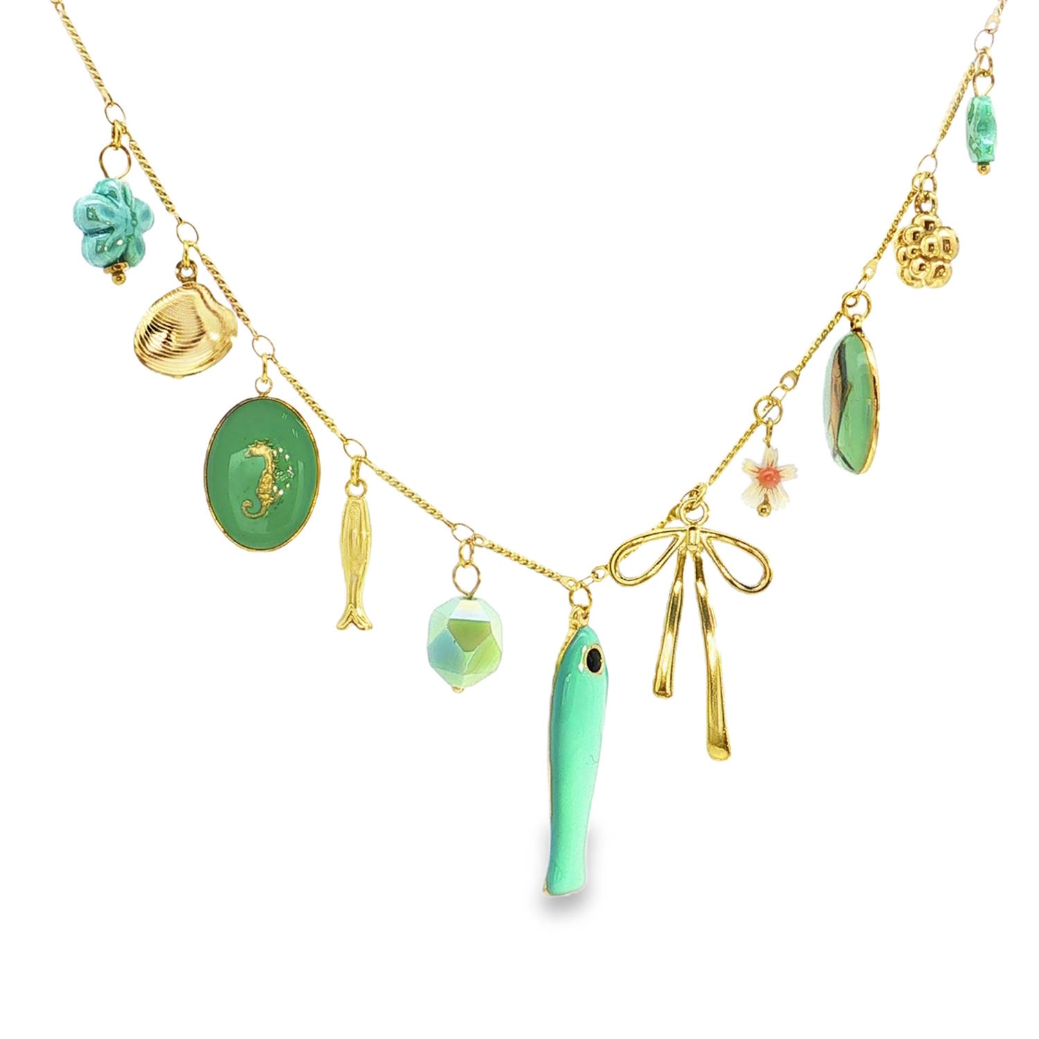 Ce collier en acier inoxydable, au fini doré éclatant, est une véritable célébration de l’esthétique balnéaire et poétique. Il se distingue par son accumulation de pendentifs variés qui capturent l'essence même de l'été et de la mer.<br/>On y retrouve un poisson en émail turquoise allongé, un petit poisson doré stylisé, ainsi qu'un médaillon ovale vert représentant un hippocampe doré délicatement gravé.<br/>Une coquille Saint-Jacques en acier doré apporte une touche classique, complétée par une fleur sculptée turquoise et une petite fleur blanche printanière.<br/>Une perle en verre facettée aux reflets boréaux capte la lumière à chaque mouvement, tandis qu'un nœud doré élégant et une perle texturée en forme de fleur dorée ajoutent une note de sophistication féminine.<br/>Un mousqueton sécurisé accompagné d'une chaînette d'extension, permettant d'ajuster parfaitement la taille à votre morphologie. Coquillage Hippocampe Perle Poisson Rond Adolescent Adulte Animaux Eté Femme Fille Fleurs Nature Printemps Ce collier en acier inoxydable, au fini doré éclatant, est une véritable célébration de l’esthétique balnéaire et poétique. Il se distingue par son accumulation de pendentifs variés qui capturent l'essence même de l'été et de la mer.<br/>On y retrouve un poisson en émail turquoise allongé, un petit poisson doré stylisé, ainsi qu'un médaillon ovale vert représentant un hippocampe doré délicatement gravé.<br/>Une coquille Saint-Jacques en acier doré apporte une touche classique, complétée par une fleur sculptée turquoise et une petite fleur blanche printanière.<br/>Une perle en verre facettée aux reflets boréaux capte la lumière à chaque mouvement, tandis qu'un nœud doré élégant et une perle texturée en forme de fleur dorée ajoutent une note de sophistication féminine.<br/>Un mousqueton sécurisé accompagné d'une chaînette d'extension, permettant d'ajuster parfaitement la taille à votre morphologie. Coquillage Hippocampe Perle Poisson Rond Adolescent Adulte Animaux Eté Femme Fille Fleurs Nature Printemps