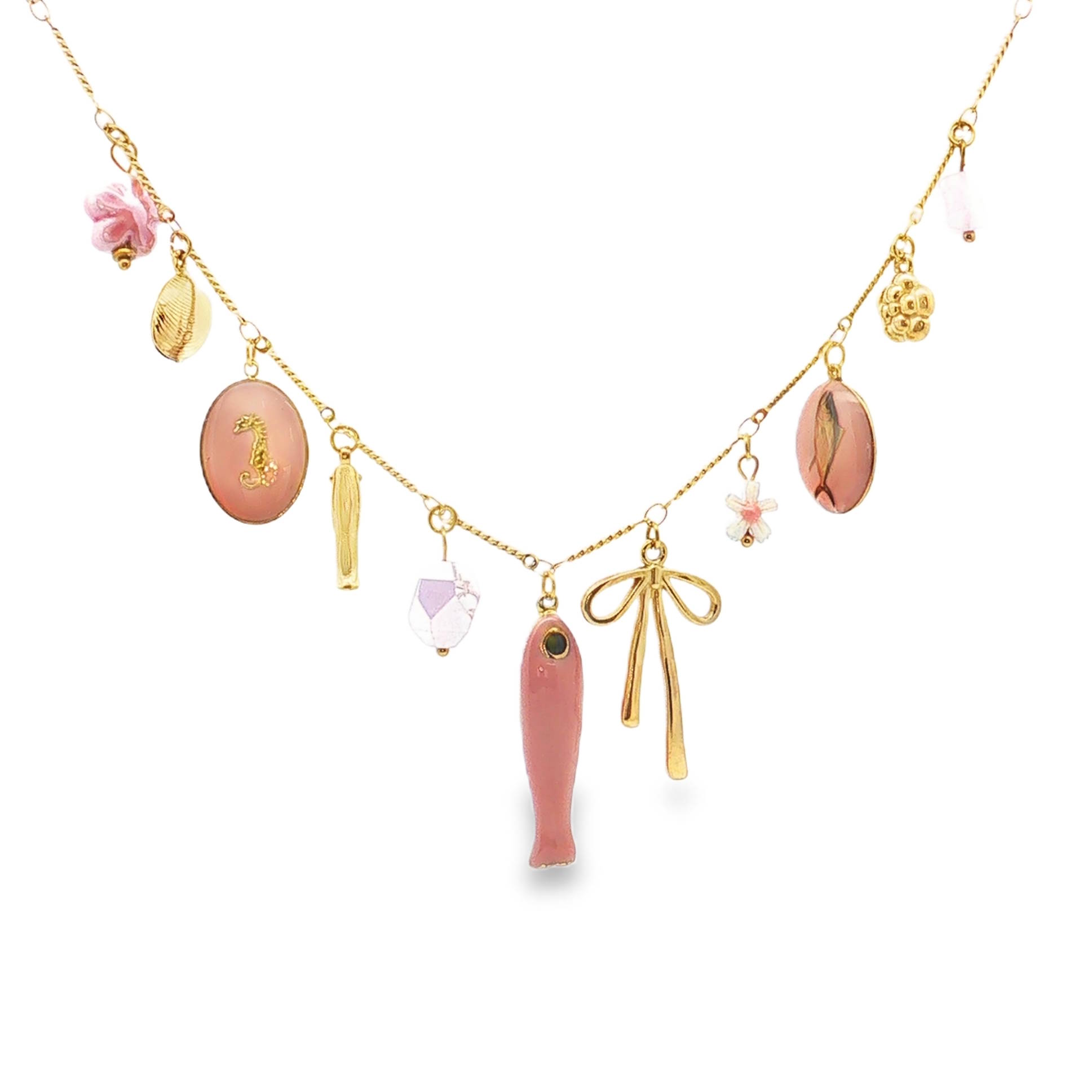 Ce collier en acier inoxydable, au fini doré éclatant, est une véritable célébration de l’esthétique balnéaire et poétique. Il se distingue par son accumulation de pendentifs variés qui capturent l'essence même de l'été et de la mer.<br/>On y retrouve un poisson en émail turquoise allongé, un petit poisson doré stylisé, ainsi qu'un médaillon ovale rose représentant un hippocampe doré délicatement gravé.<br/>Une coquille Saint-Jacques en acier doré apporte une touche classique, complétée par une fleur sculptée rose et une petite fleur blanche printanière.<br/>Une perle en verre facettée aux reflets boréaux capte la lumière à chaque mouvement, tandis qu'un nœud doré élégant et une perle texturée en forme de fleur dorée ajoutent une note de sophistication féminine.<br/>Un mousqueton sécurisé accompagné d'une chaînette d'extension, permettant d'ajuster parfaitement la taille à votre morphologie. Coquillage Hippocampe Perle Poisson Rond Adolescent Adulte Animaux Eté Femme Fille Fleurs Nature Printemps Ce collier en acier inoxydable, au fini doré éclatant, est une véritable célébration de l’esthétique balnéaire et poétique. Il se distingue par son accumulation de pendentifs variés qui capturent l'essence même de l'été et de la mer.<br/>On y retrouve un poisson en émail turquoise allongé, un petit poisson doré stylisé, ainsi qu'un médaillon ovale rose représentant un hippocampe doré délicatement gravé.<br/>Une coquille Saint-Jacques en acier doré apporte une touche classique, complétée par une fleur sculptée rose et une petite fleur blanche printanière.<br/>Une perle en verre facettée aux reflets boréaux capte la lumière à chaque mouvement, tandis qu'un nœud doré élégant et une perle texturée en forme de fleur dorée ajoutent une note de sophistication féminine.<br/>Un mousqueton sécurisé accompagné d'une chaînette d'extension, permettant d'ajuster parfaitement la taille à votre morphologie. Coquillage Hippocampe Perle Poisson Rond Adolescent Adulte Animaux Eté Femme Fille Fleurs Nature Printemps