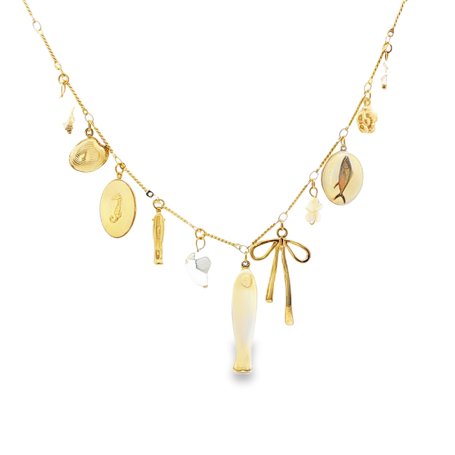 Ce collier en acier inoxydable, au fini doré éclatant, est une véritable célébration de l’esthétique balnéaire et poétique. Il se distingue par son accumulation de pendentifs variés qui capturent l'essence même de l'été et de la mer.<br/>On y retrouve un poisson en émail blanc allongé, un petit poisson doré stylisé, ainsi qu'un médaillon ovale blanc représentant un hippocampe doré délicatement gravé.<br/>Une coquille Saint-Jacques en acier doré apporte une touche classique, complétée par une fleur sculptée rose et une petite fleur blanche printanière.<br/>Une perle en verre facettée aux reflets boréaux capte la lumière à chaque mouvement, tandis qu'un nœud doré élégant et une perle texturée en forme de fleur dorée ajoutent une note de sophistication féminine.<br/>Un mousqueton sécurisé accompagné d'une chaînette d'extension, permettant d'ajuster parfaitement la taille à votre morphologie. Coquillage Hippocampe Perle Poisson Rond Adolescent Adulte Animaux Eté Femme Fille Fleurs Nature Printemps Ce collier en acier inoxydable, au fini doré éclatant, est une véritable célébration de l’esthétique balnéaire et poétique. Il se distingue par son accumulation de pendentifs variés qui capturent l'essence même de l'été et de la mer.<br/>On y retrouve un poisson en émail blanc allongé, un petit poisson doré stylisé, ainsi qu'un médaillon ovale blanc représentant un hippocampe doré délicatement gravé.<br/>Une coquille Saint-Jacques en acier doré apporte une touche classique, complétée par une fleur sculptée rose et une petite fleur blanche printanière.<br/>Une perle en verre facettée aux reflets boréaux capte la lumière à chaque mouvement, tandis qu'un nœud doré élégant et une perle texturée en forme de fleur dorée ajoutent une note de sophistication féminine.<br/>Un mousqueton sécurisé accompagné d'une chaînette d'extension, permettant d'ajuster parfaitement la taille à votre morphologie. Coquillage Hippocampe Perle Poisson Rond Adolescent Adulte Animaux Eté Femme Fille Fleurs Nature Printemps