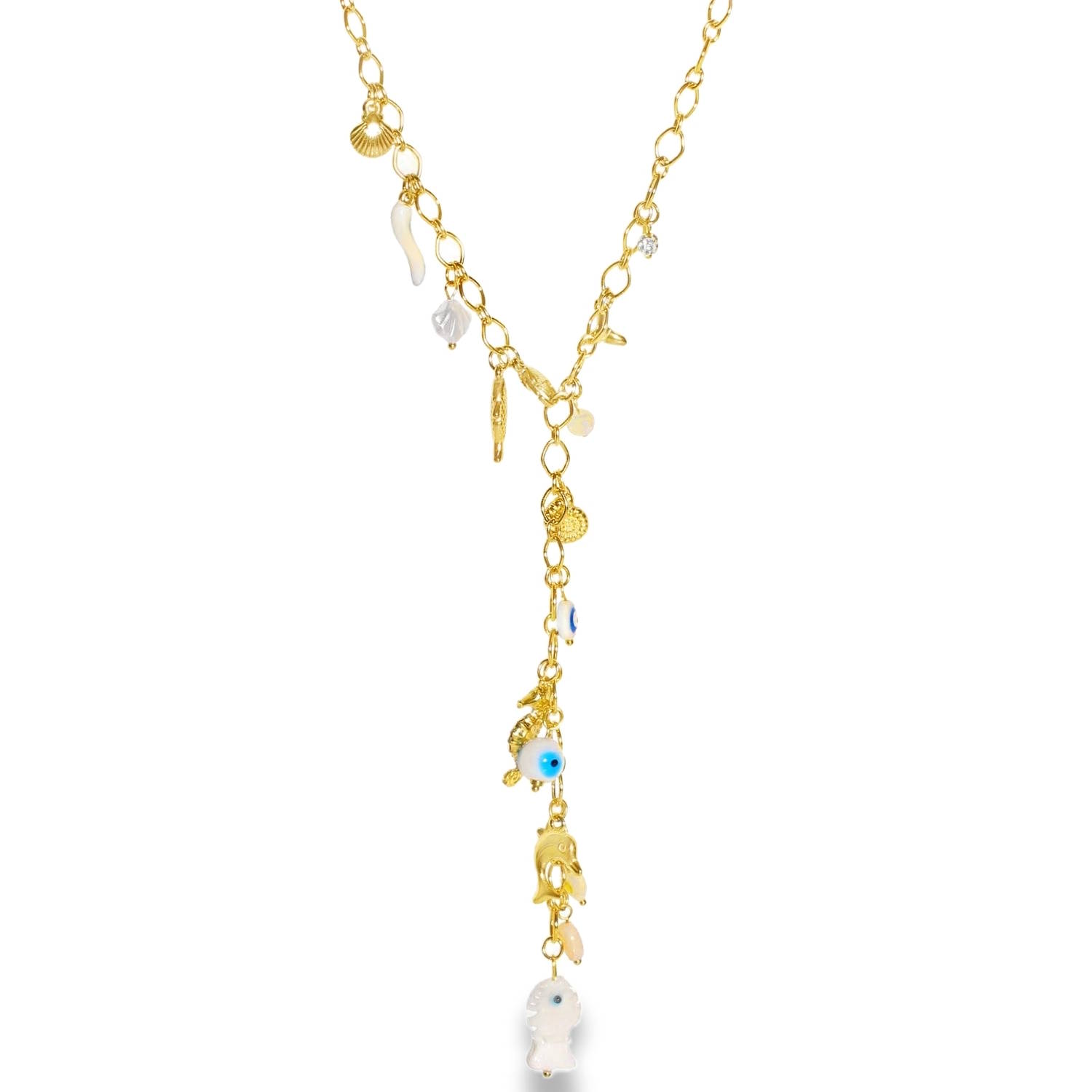 Ce collier présente un style Y-lariat (ou collier cravate) audacieux et estival, alliant l'élégance de l'acier doré à un esprit bohème-chic. C’est une pièce statement qui célèbre l'univers marin et la protection.<br/>Le collier est richement orné de pampilles inspirées de l'océan, notamment des coquillages finement ciselés, un dauphin stylisé en relief et une petite corne blanche nacrée.<br/>n y retrouve plusieurs perles de type œil bleu, traditionnellement utilisées comme talismans porte-bonheur pour protéger contre le mauvais œil. Coquillage Dauphin Hippocampe Poisson Strass Adolescent Adulte Animaux Eté Femme Fille Nature Printemps Ce collier présente un style Y-lariat (ou collier cravate) audacieux et estival, alliant l'élégance de l'acier doré à un esprit bohème-chic. C’est une pièce statement qui célèbre l'univers marin et la protection.<br/>Le collier est richement orné de pampilles inspirées de l'océan, notamment des coquillages finement ciselés, un dauphin stylisé en relief et une petite corne blanche nacrée.<br/>n y retrouve plusieurs perles de type œil bleu, traditionnellement utilisées comme talismans porte-bonheur pour protéger contre le mauvais œil. Coquillage Dauphin Hippocampe Poisson Strass Adolescent Adulte Animaux Eté Femme Fille Nature Printemps