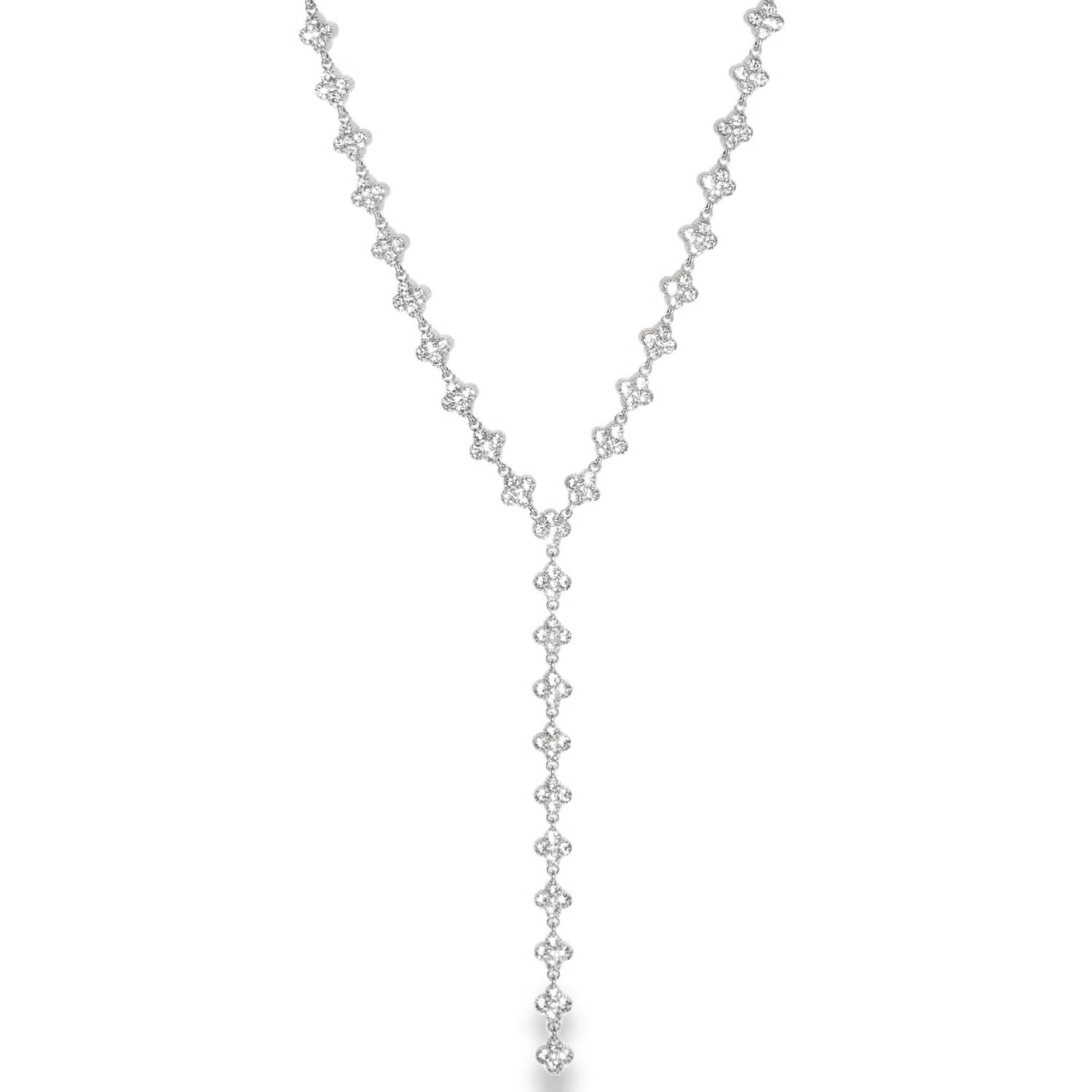Ce magnifique collier de style Y allie la modernité de l'acier à un design d'une finesse absolue. Conçu pour sublimer le décolleté avec grâce, il apporte une touche de lumière sophistiquée à toutes vos tenues.<br/>Le collier se distingue par sa forme en V qui se prolonge par une délicate chute verticale, créant un effet élancé et féminin.<br>Il est composé d'une succession de petits motifs floraux à quatre feuilles, symboles de chance et d'harmonie.<br/>Chaque trèfle est finement serti de cristaux scintillants, captant la lumière à chaque mouvement pour un éclat comparable à celui de la haute joaillerie.<br/>Un mousqueton sécurisé accompagné d'une chaînette d'extension, permettant d'ajuster parfaitement la taille à votre morphologie. Strass Trèfle Adolescent Adulte Femme Fille Fleurs Indémodable Nature Ce magnifique collier de style Y allie la modernité de l'acier à un design d'une finesse absolue. Conçu pour sublimer le décolleté avec grâce, il apporte une touche de lumière sophistiquée à toutes vos tenues.<br/>Le collier se distingue par sa forme en V qui se prolonge par une délicate chute verticale, créant un effet élancé et féminin.<br>Il est composé d'une succession de petits motifs floraux à quatre feuilles, symboles de chance et d'harmonie.<br/>Chaque trèfle est finement serti de cristaux scintillants, captant la lumière à chaque mouvement pour un éclat comparable à celui de la haute joaillerie.<br/>Un mousqueton sécurisé accompagné d'une chaînette d'extension, permettant d'ajuster parfaitement la taille à votre morphologie. Strass Trèfle Adolescent Adulte Femme Fille Fleurs Indémodable Nature