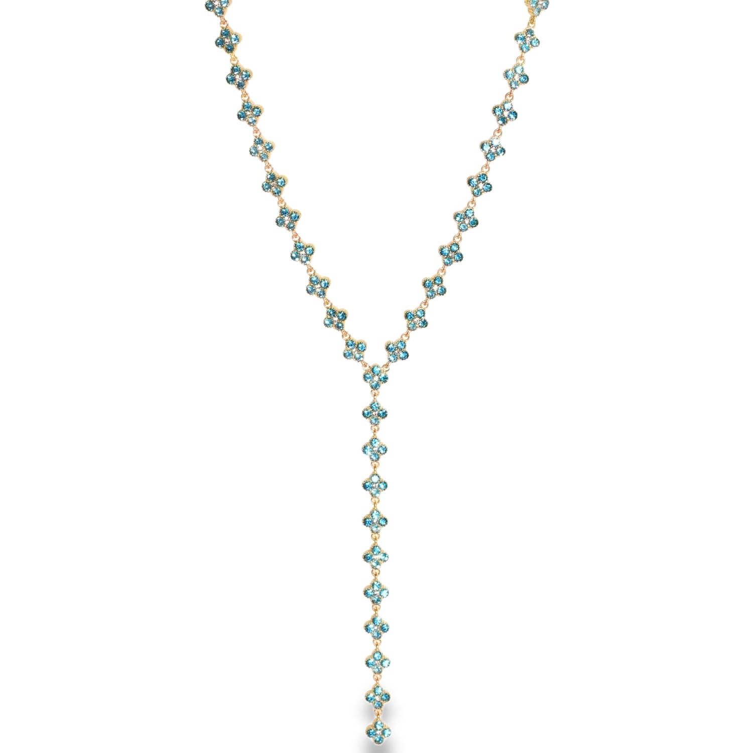 Apportez une touche de fraîcheur et de sophistication à votre décolleté avec ce magnifique collier de style lariat (en Y). Alliant la robustesse de l'acier et l'éclat des cristaux, ce bijou est une pièce maîtresse qui sublime aussi bien une tenue de soirée qu’un look décontracté chic.<br/>Le collier se compose d'une succession délicate de motifs en forme de trèfles à quatre feuilles, symboles de chance et d'harmonie.<br/>Chaque trèfle est minutieusement serti de cristaux bleu turquoise étincelants, créant un contraste vibrant avec la monture dorée.<br/>Sa forme en Y se termine par une chute verticale fluide qui allonge la silhouette et attire le regard avec grâce.<br/>Un mousqueton sécurisé accompagné d'une chaînette d'extension, permettant d'ajuster parfaitement la taille à votre morphologie. Strass Trèfle Adolescent Adulte Femme Fille Fleurs Indémodable Nature Apportez une touche de fraîcheur et de sophistication à votre décolleté avec ce magnifique collier de style lariat (en Y). Alliant la robustesse de l'acier et l'éclat des cristaux, ce bijou est une pièce maîtresse qui sublime aussi bien une tenue de soirée qu’un look décontracté chic.<br/>Le collier se compose d'une succession délicate de motifs en forme de trèfles à quatre feuilles, symboles de chance et d'harmonie.<br/>Chaque trèfle est minutieusement serti de cristaux bleu turquoise étincelants, créant un contraste vibrant avec la monture dorée.<br/>Sa forme en Y se termine par une chute verticale fluide qui allonge la silhouette et attire le regard avec grâce.<br/>Un mousqueton sécurisé accompagné d'une chaînette d'extension, permettant d'ajuster parfaitement la taille à votre morphologie. Strass Trèfle Adolescent Adulte Femme Fille Fleurs Indémodable Nature
