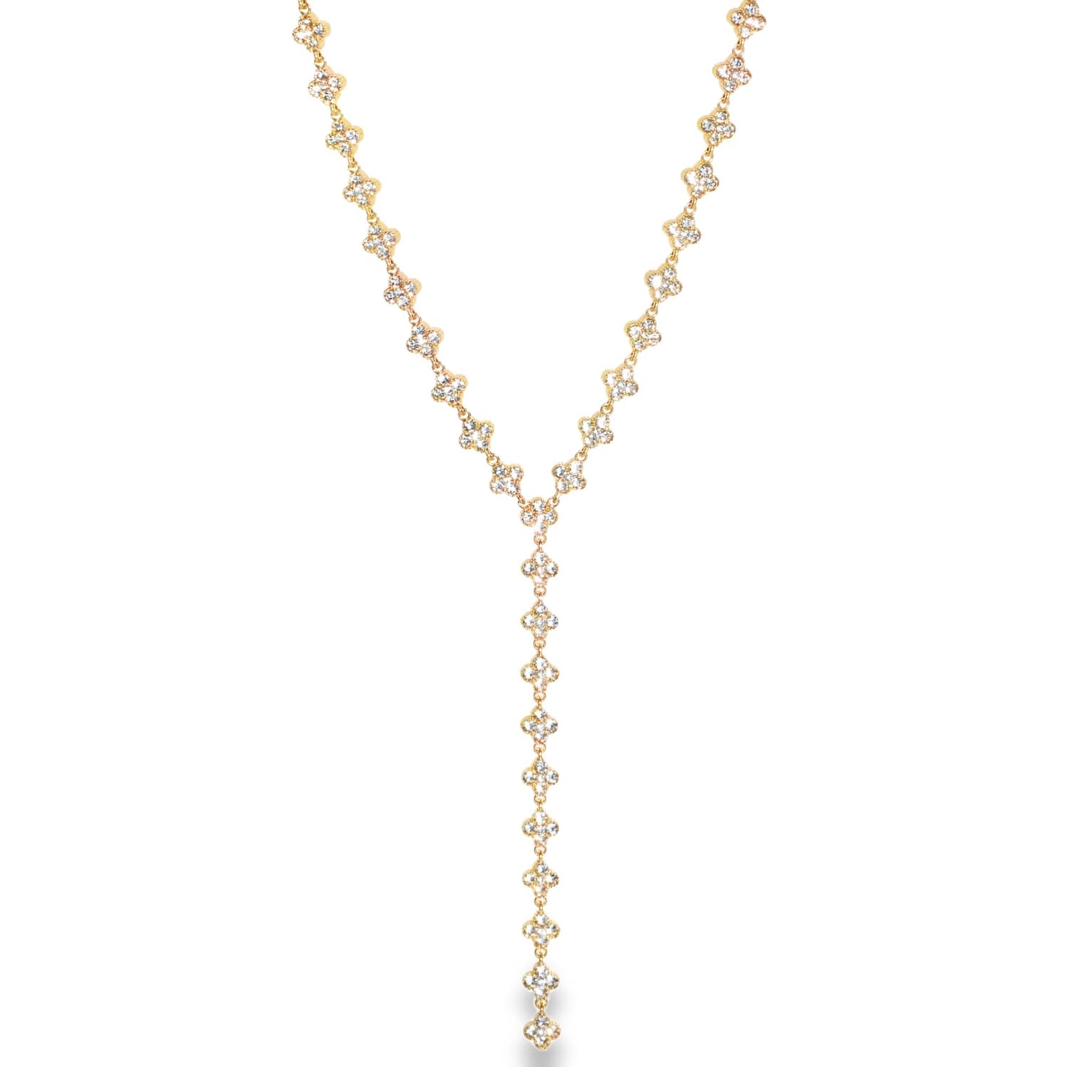 Ce magnifique collier de style Y allie la modernité de l'acier à un design d'une finesse absolue. Conçu pour sublimer le décolleté avec grâce, il apporte une touche de lumière sophistiquée à toutes vos tenues.<br/>Le collier se distingue par sa forme en V qui se prolonge par une délicate chute verticale, créant un effet élancé et féminin.<br>Il est composé d'une succession de petits motifs floraux à quatre feuilles, symboles de chance et d'harmonie.<br/>Chaque trèfle est finement serti de cristaux scintillants, captant la lumière à chaque mouvement pour un éclat comparable à celui de la haute joaillerie.<br/>Un mousqueton sécurisé accompagné d'une chaînette d'extension, permettant d'ajuster parfaitement la taille à votre morphologie. Strass Trèfle Adolescent Adulte Femme Fille Fleurs Indémodable Nature Ce magnifique collier de style Y allie la modernité de l'acier à un design d'une finesse absolue. Conçu pour sublimer le décolleté avec grâce, il apporte une touche de lumière sophistiquée à toutes vos tenues.<br/>Le collier se distingue par sa forme en V qui se prolonge par une délicate chute verticale, créant un effet élancé et féminin.<br>Il est composé d'une succession de petits motifs floraux à quatre feuilles, symboles de chance et d'harmonie.<br/>Chaque trèfle est finement serti de cristaux scintillants, captant la lumière à chaque mouvement pour un éclat comparable à celui de la haute joaillerie.<br/>Un mousqueton sécurisé accompagné d'une chaînette d'extension, permettant d'ajuster parfaitement la taille à votre morphologie. Strass Trèfle Adolescent Adulte Femme Fille Fleurs Indémodable Nature