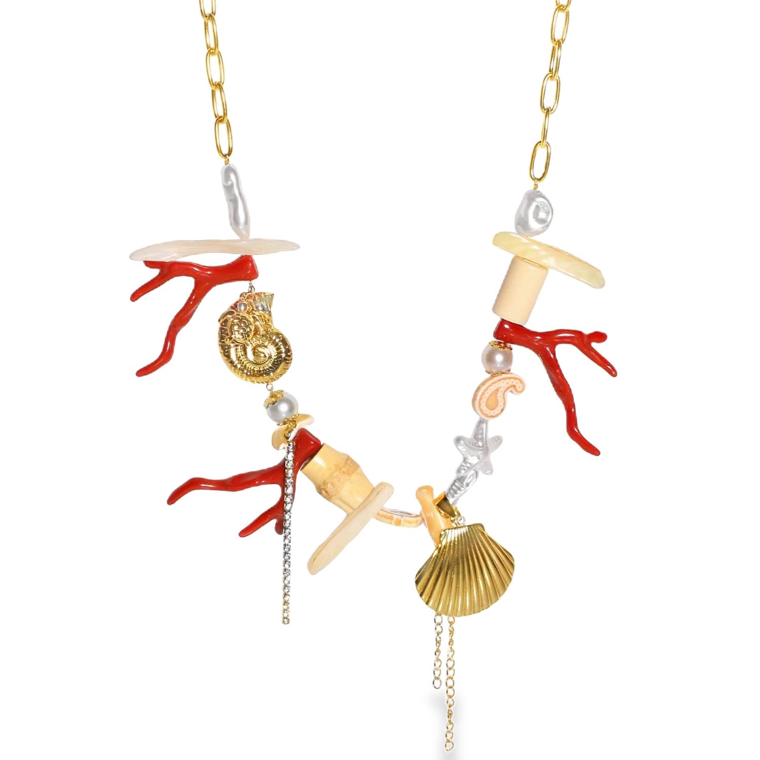 Ce collier est une véritable ode à l'univers marin, mêlant un esprit baroque à une esthétique surréaliste. C'est une pièce imposante et artistique qui attire immédiatement le regard par sa complexité et son mélange de textures.<br/>Le collier est composé d'une accumulation de charmes hétéroclites évoquant les trésors de l'océan. On y trouve des branches de corail rouge vif d'imitation, des morceaux de nacre naturelle, des coquillages dorés (dont une magnifique coquille Saint-Jacques et un nautile), une tortue dorée, ainsi qu'une petite étoile de mer.<br/>L'ensemble est ponctué de perles d'imitation aux formes organiques et de touches scintillantes, notamment une fine rangée de cristaux qui apporte une cascade de lumière verticale.<br/>Un mousqueton sécurisé accompagné d'une chaînette d'extension, permettant d'ajuster parfaitement la taille à votre morphologie. Coquillage Corail Etoile Tortue Adolescent Adulte Animaux Eté Femme Fille Nature Printemps Ce collier est une véritable ode à l'univers marin, mêlant un esprit baroque à une esthétique surréaliste. C'est une pièce imposante et artistique qui attire immédiatement le regard par sa complexité et son mélange de textures.<br/>Le collier est composé d'une accumulation de charmes hétéroclites évoquant les trésors de l'océan. On y trouve des branches de corail rouge vif d'imitation, des morceaux de nacre naturelle, des coquillages dorés (dont une magnifique coquille Saint-Jacques et un nautile), une tortue dorée, ainsi qu'une petite étoile de mer.<br/>L'ensemble est ponctué de perles d'imitation aux formes organiques et de touches scintillantes, notamment une fine rangée de cristaux qui apporte une cascade de lumière verticale.<br/>Un mousqueton sécurisé accompagné d'une chaînette d'extension, permettant d'ajuster parfaitement la taille à votre morphologie. Coquillage Corail Etoile Tortue Adolescent Adulte Animaux Eté Femme Fille Nature Printemps