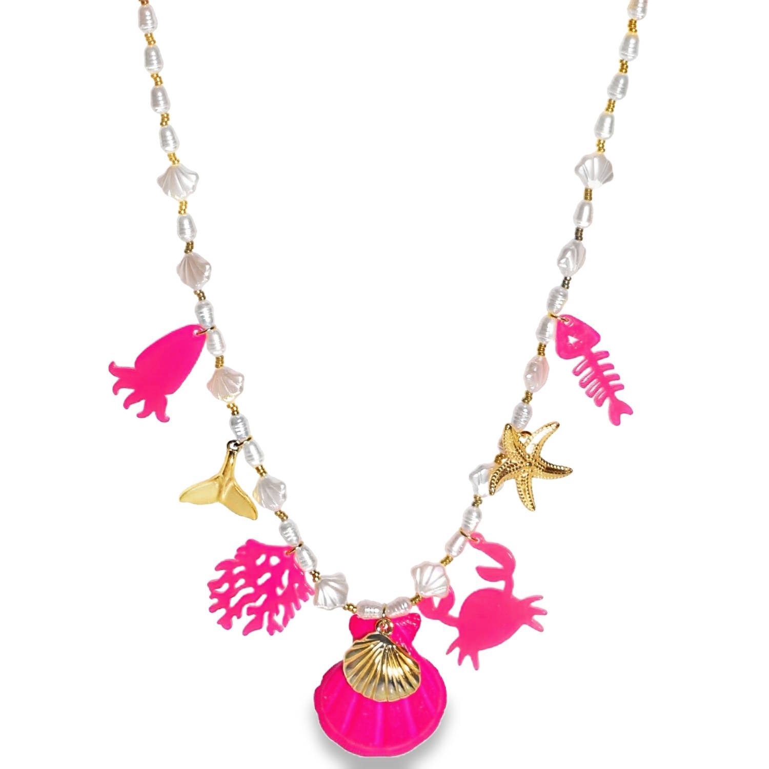 Ce collier est une véritable célébration de l’océan, alliant l'élégance des perles à l'esprit ludique d'une journée d'été. Conçu pour celles qui veulent porter un morceau de plage avec elles, ce bijou se distingue par son mélange de textures et ses couleurs éclatantes.<br/>Le collier se compose d'une alternance de perles nacrées blanches et de petites perles dorées, parsemées de délicats charms en forme de coquillages nacrés.<br/>Le cœur du collier est orné d'une multitude de pampilles variées qui créent un mouvement fluide et dynamique.<br/>Des éléments de couleur rose fuchsia effet marbré (corail, crabe, arête de poisson, méduse et un grand coquillage central) apportent une touche de couleur estivale éclatante.<br/>Des charms finement sculptés en forme d'étoile de mer et de queue de baleine viennent ponctuer l'ensemble pour un fini luxueux.<br/>Un mousqueton sécurisé accompagné d'une chaînette d'extension, permettant d'ajuster parfaitement la taille à votre morphologie. Coquillage Poisson Adolescent Adulte Animaux Eté Femme Fille Nature Printemps Ce collier est une véritable célébration de l’océan, alliant l'élégance des perles à l'esprit ludique d'une journée d'été. Conçu pour celles qui veulent porter un morceau de plage avec elles, ce bijou se distingue par son mélange de textures et ses couleurs éclatantes.<br/>Le collier se compose d'une alternance de perles nacrées blanches et de petites perles dorées, parsemées de délicats charms en forme de coquillages nacrés.<br/>Le cœur du collier est orné d'une multitude de pampilles variées qui créent un mouvement fluide et dynamique.<br/>Des éléments de couleur rose fuchsia effet marbré (corail, crabe, arête de poisson, méduse et un grand coquillage central) apportent une touche de couleur estivale éclatante.<br/>Des charms finement sculptés en forme d'étoile de mer et de queue de baleine viennent ponctuer l'ensemble pour un fini luxueux.<br/>Un mousqueton sécurisé accompagné d'une chaînette d'extension, permettant d'ajuster parfaitement la taille à votre morphologie. Coquillage Poisson Adolescent Adulte Animaux Eté Femme Fille Nature Printemps