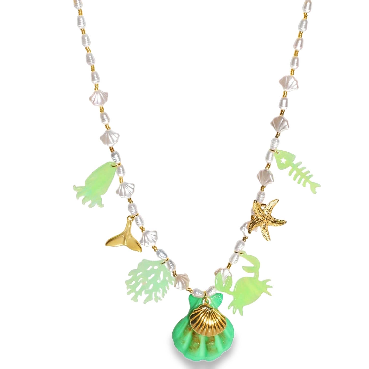 Ce collier est une véritable célébration de l’océan, alliant l'élégance des perles à l'esprit ludique d'une journée d'été. Conçu pour celles qui veulent porter un morceau de plage avec elles, ce bijou se distingue par son mélange de textures et ses couleurs éclatantes.<br/>Le collier se compose d'une alternance de perles nacrées blanches et de petites perles dorées, parsemées de délicats charms en forme de coquillages nacrés.<br/>Le cœur du collier est orné d'une multitude de pampilles variées qui créent un mouvement fluide et dynamique.<br/>Des éléments de couleur vert effet marbré (corail, crabe, arête de poisson, méduse et un grand coquillage central) apportent une touche de couleur estivale éclatante.<br/>Des charms finement sculptés en forme d'étoile de mer et de queue de baleine viennent ponctuer l'ensemble pour un fini luxueux.<br/>Un mousqueton sécurisé accompagné d'une chaînette d'extension, permettant d'ajuster parfaitement la taille à votre morphologie. Coquillage Poisson Adolescent Adulte Animaux Eté Femme Fille Nature Printemps Ce collier est une véritable célébration de l’océan, alliant l'élégance des perles à l'esprit ludique d'une journée d'été. Conçu pour celles qui veulent porter un morceau de plage avec elles, ce bijou se distingue par son mélange de textures et ses couleurs éclatantes.<br/>Le collier se compose d'une alternance de perles nacrées blanches et de petites perles dorées, parsemées de délicats charms en forme de coquillages nacrés.<br/>Le cœur du collier est orné d'une multitude de pampilles variées qui créent un mouvement fluide et dynamique.<br/>Des éléments de couleur vert effet marbré (corail, crabe, arête de poisson, méduse et un grand coquillage central) apportent une touche de couleur estivale éclatante.<br/>Des charms finement sculptés en forme d'étoile de mer et de queue de baleine viennent ponctuer l'ensemble pour un fini luxueux.<br/>Un mousqueton sécurisé accompagné d'une chaînette d'extension, permettant d'ajuster parfaitement la taille à votre morphologie. Coquillage Poisson Adolescent Adulte Animaux Eté Femme Fille Nature Printemps