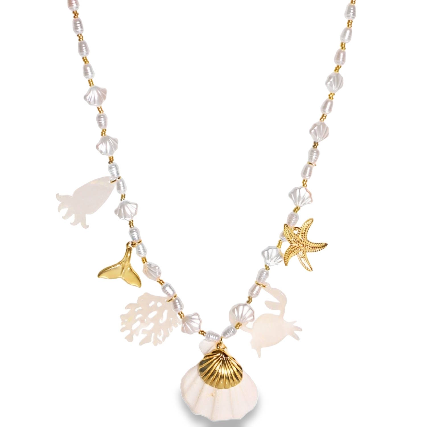 Ce collier est une véritable célébration de l’océan, alliant l'élégance des perles à l'esprit ludique d'une journée d'été. Conçu pour celles qui veulent porter un morceau de plage avec elles, ce bijou se distingue par son mélange de textures et ses couleurs éclatantes.<br/>Le collier se compose d'une alternance de perles nacrées blanches et de petites perles dorées, parsemées de délicats charms en forme de coquillages nacrés.<br/>Le cœur du collier est orné d'une multitude de pampilles variées qui créent un mouvement fluide et dynamique.<br/>Des éléments de couleur blanc translucide (corail, crabe, arête de poisson, méduse) et un grand coquillage central blanc apportent une douceur opalescente.<br/>Des charms finement sculptés en forme d'étoile de mer et de queue de baleine viennent ponctuer l'ensemble pour un fini luxueux.<br/>Un mousqueton sécurisé accompagné d'une chaînette d'extension, permettant d'ajuster parfaitement la taille à votre morphologie. Coquillage Poisson Adolescent Adulte Animaux Eté Femme Fille Nature Printemps Ce collier est une véritable célébration de l’océan, alliant l'élégance des perles à l'esprit ludique d'une journée d'été. Conçu pour celles qui veulent porter un morceau de plage avec elles, ce bijou se distingue par son mélange de textures et ses couleurs éclatantes.<br/>Le collier se compose d'une alternance de perles nacrées blanches et de petites perles dorées, parsemées de délicats charms en forme de coquillages nacrés.<br/>Le cœur du collier est orné d'une multitude de pampilles variées qui créent un mouvement fluide et dynamique.<br/>Des éléments de couleur blanc translucide (corail, crabe, arête de poisson, méduse) et un grand coquillage central blanc apportent une douceur opalescente.<br/>Des charms finement sculptés en forme d'étoile de mer et de queue de baleine viennent ponctuer l'ensemble pour un fini luxueux.<br/>Un mousqueton sécurisé accompagné d'une chaînette d'extension, permettant d'ajuster parfaitement la taille à votre morphologie. Coquillage Poisson Adolescent Adulte Animaux Eté Femme Fille Nature Printemps