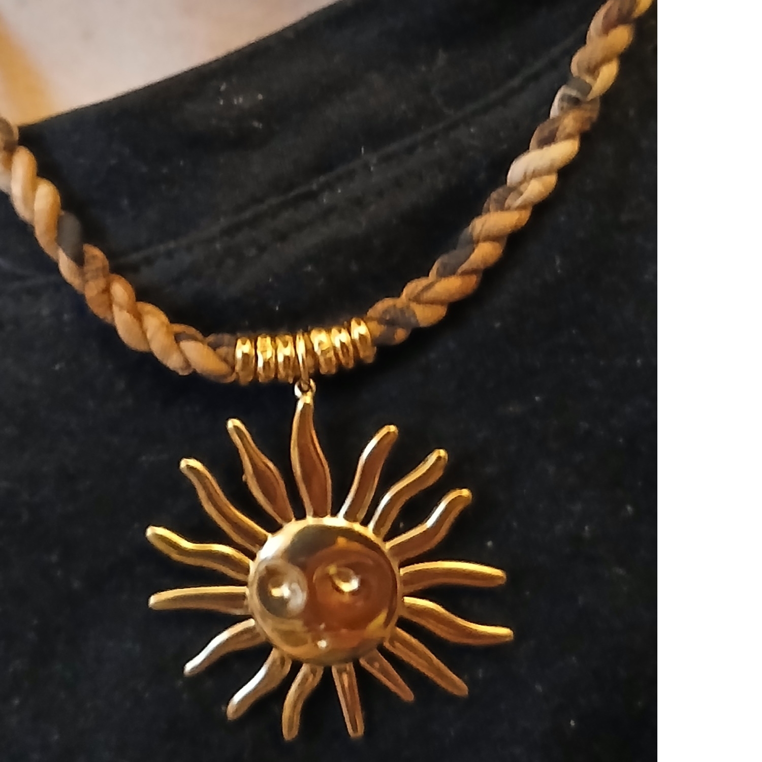 Collier composé d'un cordon en textile marron et d'un pendentif soleil avec visage en acier doré.<br/>Fermoir mousqueton avec 5 cm de rallonge. Cordon Soleil Adolescent Adulte Femme Fille Indémodable Nature Collier composé d'un cordon en textile marron et d'un pendentif soleil avec visage en acier doré.<br/>Fermoir mousqueton avec 5 cm de rallonge. Cordon Soleil Adolescent Adulte Femme Fille Indémodable Nature