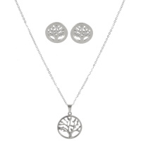 Parure composée d'une paire de boucles d'oreilles puces représentant un arbre de vie en acier argenté et un collier chaîne avec un pendentif arbre de vie en acier argenté.