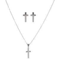Parure composée d'une paire de boucles d'oreilles puces en forme de croix en acier argenté et un collier chaîne avec un pendentif croix en acier argenté.