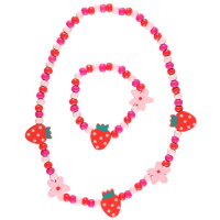 Parure pour enfant composée d'un collier et d'un bracelet élastique de perles, de fraises et de fleurs en bois multicolore.