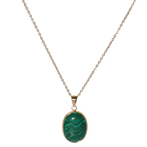 Collier composé d'une chaîne en acier doré et d'un pendentif de forme ovale serti d'une pierre d'imitation malachite.
