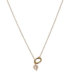 Collier composé d'une chaîne en acier doré et d'un pendentif en perle d'imitation passant dans un cercle. Fermoir mousqueton avec 5 cm de rallonge.