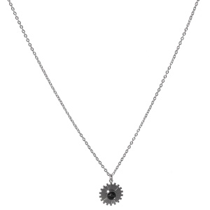 Collier composé d'une chaîne en acier argenté et d'un pendentif en forme de soleil surmonté d'un cabochon de couleur noir. Fermoir mousqueton avec 5 cm de rallonge.