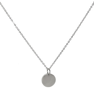 Collier composé d'une chaîne et d'une pastille ronde lisse en acier argenté.