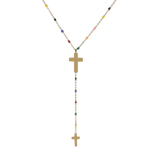 Collier de forme Y composé d'une chaîne en acier doré, de perles multicolores et de deux croix en acier doré. Fermoir mousqueton avec 5 cm de rallonge.