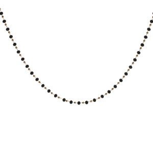 Collier composé d'une chaîne boules en acier doré et de perles de couleur noire. Fermoir mousqueton avec 5 cm de rallonge.