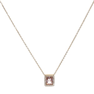 Collier composé d'une chaîne en acier doré et d'un pendentif rectangulaire serti clos d'un cristal entouré d'un pavage de strass. Fermoir mousqueton avec 5 cm de rallonge.