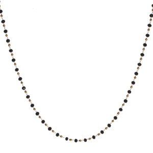 Collier composé d'une chaîne boules en acier doré et de perles de couleur noire. Fermoir mousqueton avec 4 cm de rallonge.