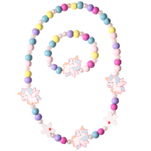 Parure fantaisie pour enfant composée d'un collier élastique avec des perles d'imitation, des perles en bois multicolore, des fleurs en bois blanc avec point rouge et des licorne en bois multicolore, ainsi qu'un bracelet élastique avec des perles d'imitation, des perles en bois multicolore et une licorne en bois multicolore.