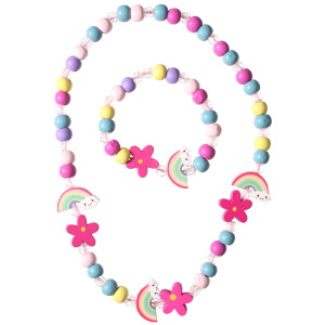 Parure fantaisie pour enfant composée d'un collier élastique avec des perles transparentes, des perles en bois multicolore, des fleurs en bois violet avec point jaune et des arcs en ciel en bois multicolore, ainsi qu'un bracelet élastique avec des perles transparentes, des perles en bois multicolore, une fleur en bois violet avec point jaune et un arc en ciel en bois multicolore.