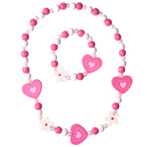 Parure fantaisie pour enfant composée d'un collier élastique avec des perles d'imitation, des perles en bois rose et blanc, des fleurs en bois blanc avec point rouge et des cœurs en bois rose, ainsi qu'un bracelet élastique avec des perles d'imitation, des perles en bois rose et blanc, une fleur en bois blanc avec point rouge et un cœur en bois rose.