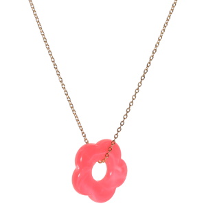 Collier composé d'une chaîne en acier doré et d'un pendentif fleur de couleur rose.