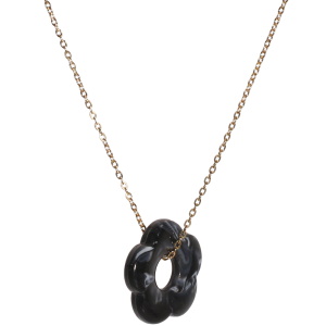 Collier composé d'une chaîne en acier doré et d'un pendentif fleur de couleur noire.