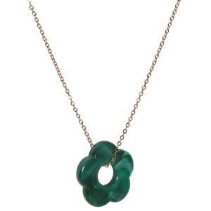 Collier composé d'une chaîne en acier doré et d'un pendentif fleur de couleur verte.